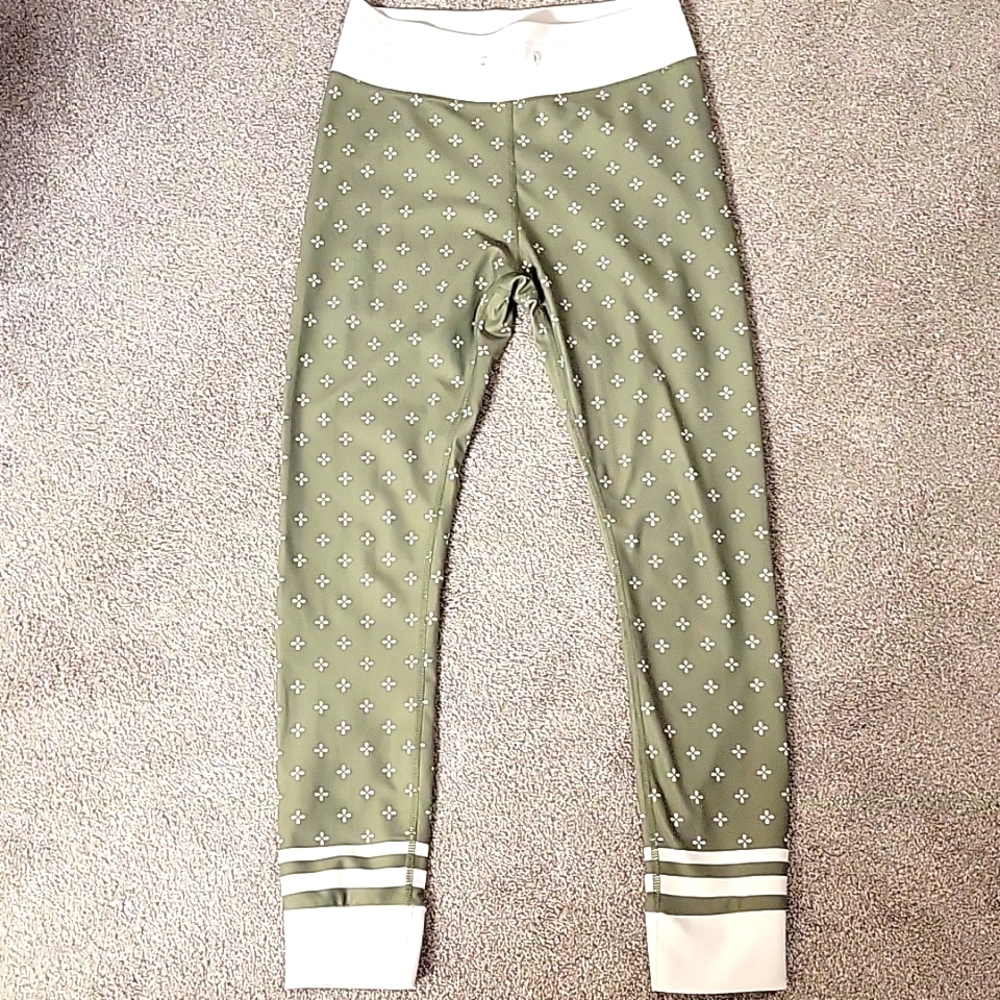 White Fox Boutique x Sarah’s Day Leggings Size Medium — NO DRAWSTRING